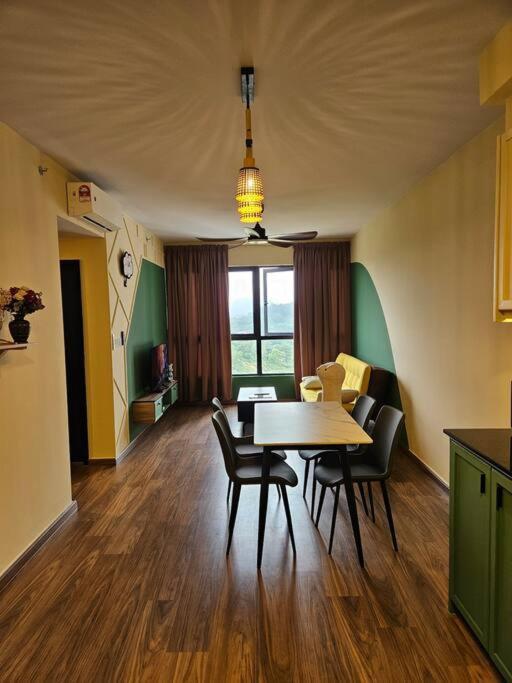 Cozy Retreat With Mountain Views Apartment